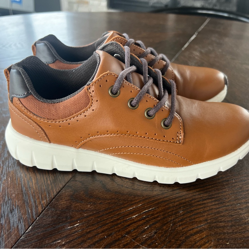 Stride-Rite new in box Brown Sneakers with Smooth Leather and Thick Sole